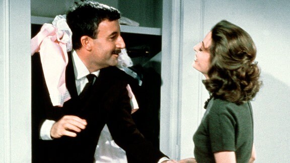 Der tolpatschige Inspektor Clouseau (Peter Sellers) ist sehr verliebt in seine Frau Simone (Capucine) und ahnt nicht, dass sie ihm Hörner aufsetzt.