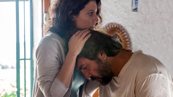 Paco (Javier Bardem) wird von seiner Frau Bea (Bárbara Lennie) unter Druck gesetzt.