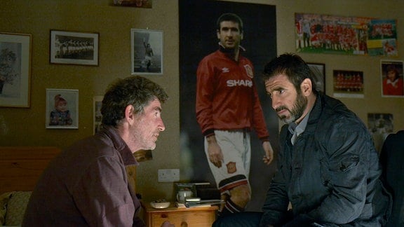Eric erzählt dem legendärne Fußballer Eric Cantona von seinen Sorgen.