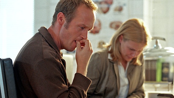 Christoph (Stephan Kampwirth) hat von seiner Frau Karen (Katharina Böhm) erfahren, dass er nicht der leibliche Vater seiner Tochter ist.