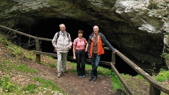 Die Wandergruppe (v.l.n.r.) mit Hans-Jürgen Grönke vom Nordhäuser Geschichtsverein sowie Elke Blanke und Tobias Strietzel vom BUND. Die drei stehen vor der Kelle, einer Grotte im Gipskarst. Einst war die Kelle eine Höhle, doch die Decke stürzte vor Jahrhunderten ein.
