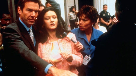 Der Anwalt Arnie Metzger (Dennis Quaid, li.) berät Helena Ayala (Catherine Zeta-Jones), die die Drogengeschäfte ihres inhaftierten Mannes übernimmt.