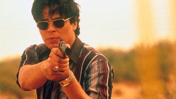 Der Polizist Javier Rodríguez (Benicio Del Toro) riskiert sein Leben.