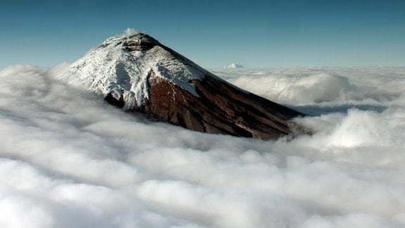 Der Vulkan Cotopaxi in Ecuador. Mit 5.897 m ist er der zweithöchste Berg Ecuadors und einer der höchsten aktiven Vulkane der Erde. Durch seine regelmäßige, konische Form und die Eiskappe auf dem Gipfel entspricht der Cotopaxi dem Idealbild eines Stratovulkans.