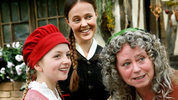 Von links: Rotkäppchen (Amona Aßmann), Rotkäppchens Mutter (Zora Thiessen), Rotkäppchens Großmutter (Marie Gruber).