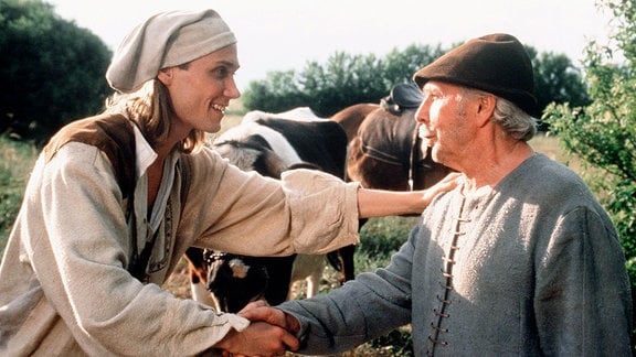 Der Tausch ist perfekt und der alte Bauer (Fred Delmare, rechts) kann sein Glück nicht fassen. Warum gibt Hans sein Pferd her für eine olle Kuh?