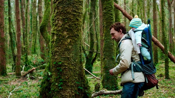 Adam (Joseph Mawle) soll im Auftrag eines Holzkonzerns den Zustand des Urwalds untersuchen. Mit Baby Finn auf dem Rücken macht er sich auf zu ersten Erkundungsgängen unter die düsteren alten Bäume.