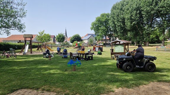 Auf ihren 4000 qm großen Spielplatz sind die „Grabschen“ stolz. Seit 1988 ziert er die Dorfmitte und wird jährlich generalüberholt.