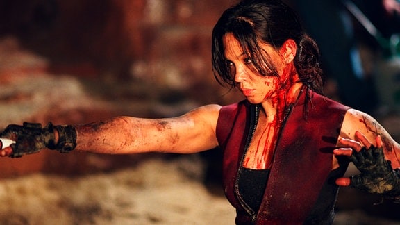 Mutig nimmt Juno (Natalie Mendoza), die Anführerin der Frauen, den Kampf gegen die Monster auf.