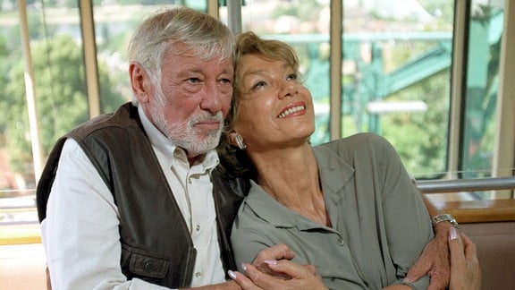Eine alte Liebe: Paul Hermes (Dietmar Schönherr) mit seiner Studienfreundin Ilse Gieseking (Judy Winter).
