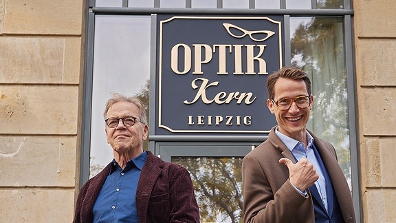 Der gemütliche Optikerladen wird zur Kette: Elmar Kern (Jürgen Heinrich, li.) muss sich dem Regionalleiter Frank Wolf (David Rott) unterordnen.