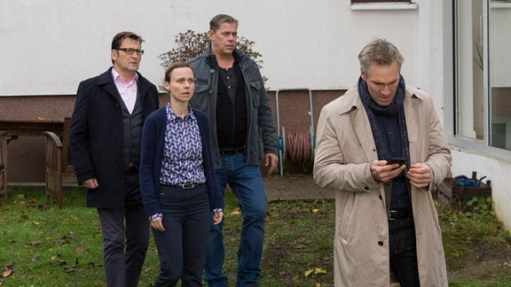 Lars (Ingo Naujoks, l.) und Finn (Sven Martinek, 3.v.l.) ermitteln in einem Mordfall, als sie erfahren, dass die Tochter von Johanna (Nadja Becker) und Torsten Fahrig (Ben Braun, r.) entführt wurde.