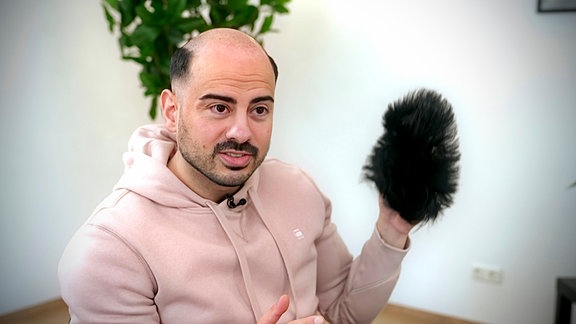 Auf seinem YouTube-Kanal spricht er ganz offen über das gesellschaftliche Tabuthema „Haarausfall”. 