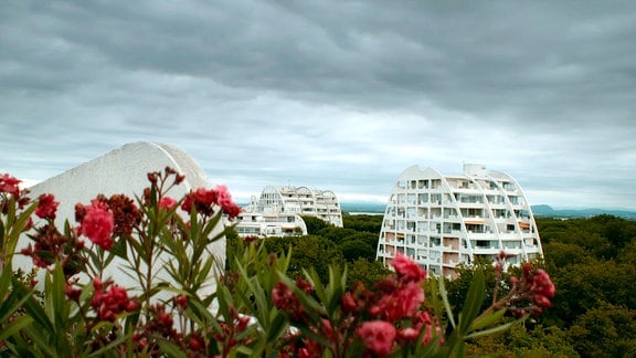 Die Hotel- und Apartmentburgen in Frankreich vermitteln den Eindruck von riesigen im Gebirge gestrandeten Kreuzfahrtschiffen aus Beton. 