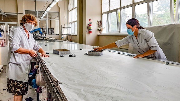 Die Textilproduktion kehrt nach Europa zurück. In Chişinău gibt es einige Manufakturen, in denen große europäische Läbels ihre Kollektionen inzwischen schneidern lassen, die zuvor in China gefertigt wurden.