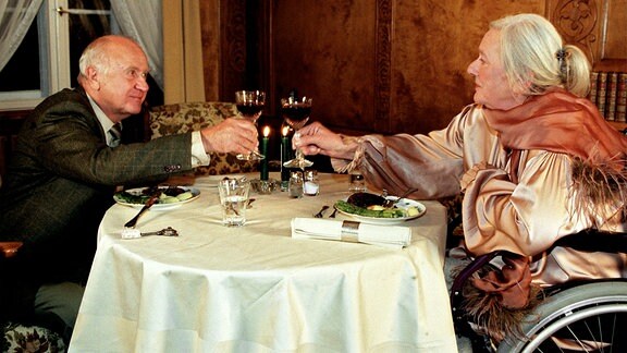 Spätes Glück: Plötz (Heinz Gerhard Lück) und seine Flamme Ilse (Gudrun Okras) beim romantischen Dinner for two.