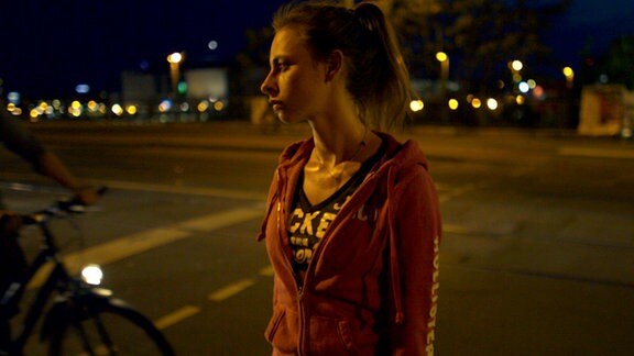 Tina (Carolyn Genzkow) streift durch die Berliner Nacht, um Ablenkung zu finden.