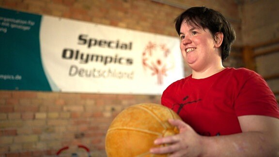 Schneller, höher, weiter. Das gilt auch hier. Aber unter besonderen Vorzeichen: Collin, Juliana, Claudia und Silvio trainieren für die Special Olympics: die Spiele für Menschen mit geistigen Beeinträchtigungen. Sie laufen, schwimmen - und kämpfen um Medaillen. Die Sportler trainieren für ein "Dabeisein ist alles" der besonderen Art und leben ihren Traum von Inklusion, im Sommer 2022 in Berlin. - Juliana Rößler trainiert für die Special Olympics.