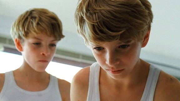 Die Zwillingsbrüder Lukas (Lukas Schwarz) und Elias (Elias Schwarz) erkennen ihre Mutter nach der Gesichts-OP und wollen herausfinden was aus ihr geworden ist.