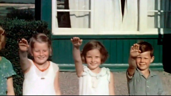 Schon kleine Kinder üben sich wie hier im Sommer 1939 im Fahnenappell. Harmlos wirken die Bilder nur auf den ersten Blick.