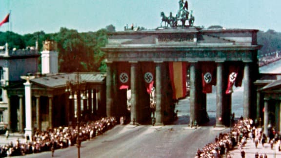 Am 6. Juni 1936 führt die Siegesparade der Legion Condor auch durch das Brandenburger Tor. Mehr als 70 Jahre lagen die Aufnahmen unentdeckt auf Dachböden oder ungenutzt in den Archiven.