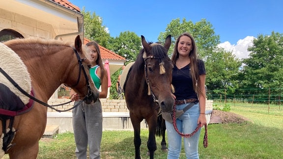 Wegen ihrer Pferde zogen die beiden Schwestern Nandini (14) und Jenni (20) vor drei Jahren von Halle nach Teicha. Lange mussten sie ihre Eltern nicht überreden.