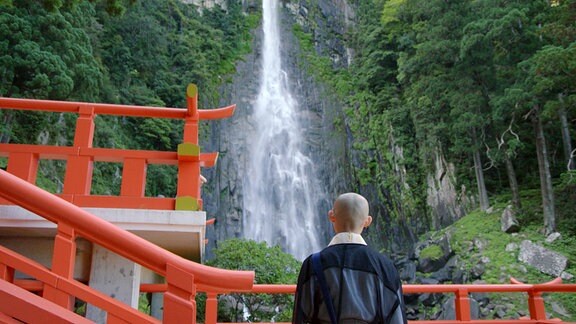 Maruko am shintoistischem Heiligtum des Nachi Schreins - dem über 120 Meter hohen Wasserfall.