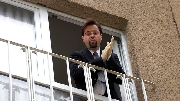 Prof. Boerne (Jan Josef Liefers) schaut aus einem Fenster. 