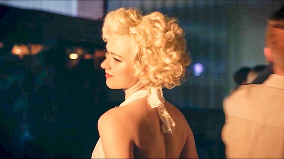 Dorfschönheit Monique (Nele Ahrend) erscheint, herausgeputzt als Marilyn Monroe, in der Dorfdisco NEW YORK.