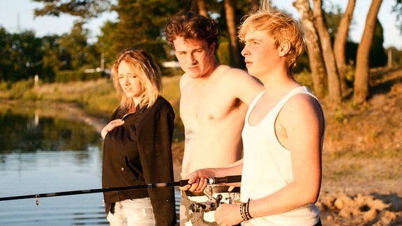 Monique (Nele Ahrend), ihr Freund Marco (Justus Johanssen) und ihr Bruder Rick (Matti Schmidt-Schaller) verbringen den Abend am See, doch die Freundschaft ist kompliziert.