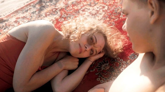 Tolik träumt sich mit Julia auf den Teppich, den er säubern soll, ans Asowsche Meer.