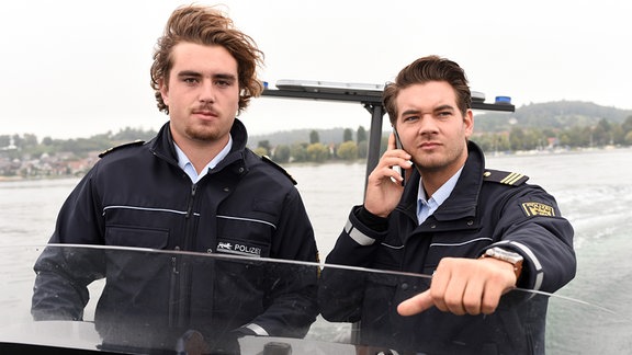 Bootsführer (Theo Floetemeyer, l.) und Jakob Frings (Max König, r.) sind auf der Suche nach einer Verdächtigen.