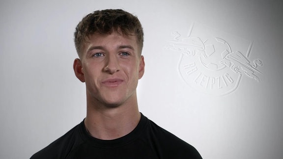 Ben Klefisch (19) hat einen großen Traum: Er will Fußballprofi werden und in der Bundesliga auflaufen. Die fünfteilige MDR-Doku begleitet den Kicker von RB Leipzig in seinem letzten Jugendjahr bei den Roten Bullen.