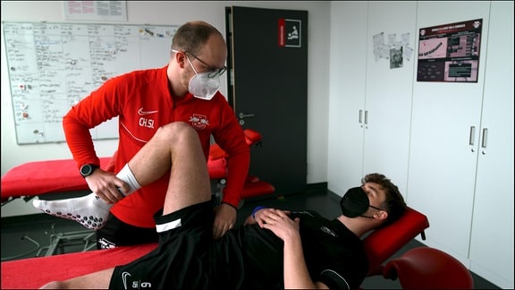 Physiotherapeut Christopher Simon kümmert sich um die hoffnungsvollen Waden der jungen Fußballer. Hier auf der Massagebank: Eric Uhlmann.