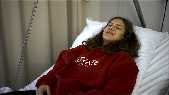 Es läuft nicht immer alles rund: Hannah Mesch liegt nach einer OP im Krankenhaus. Die Nachwuchsfußballerinnen und -fußballer müssen auch Rückschläge wegstecken, wie in diesem Fall in Form von Verletzungen. 