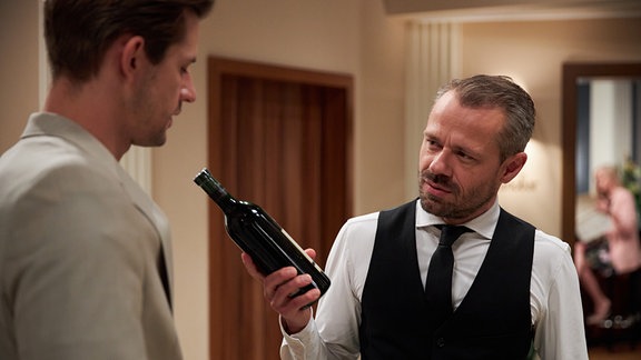 Erik (Sven Waasner, r.) reagiert gegenüber Paul (Sandro Kirtzel, l.) getroffen auf die Nachricht, dass Ricky Müller gefunden wurde.