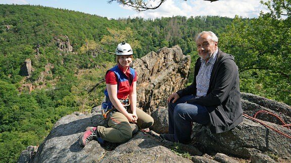Johanna Krause von der Bergwacht Thale sitzt mit Wolfgang Stumph auf einem Gipfel.