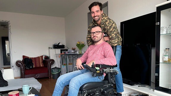 Pfleger Julian Sturm-Schneider mit Patient Daniel Pröhl, der seit der Geburt an Zerebralparese leidet.