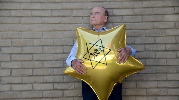 Der Holocaust-Überlebende Dugo Leitner feiert seine Geburtstage mit schwarzem Humor.