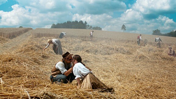 Roman Hoflinger (Klaus Steinbacher) und seine Verlobte Clara Prank (Mercedes Müller) sind aus der Stadt geflohen und arbeiten bei der Weizenernte mit.