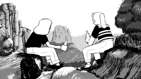 Lovis sitzt mit ihrer Freundin auf einem Felsen.