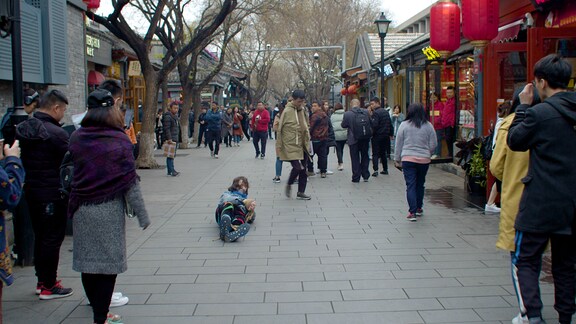 Eine belebte Fußgängerzone in Peking.