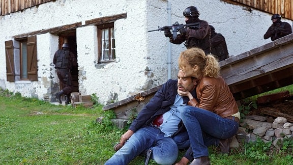 Sonja (Chiara Schoras) versorgt den angeschossenen „Capo“ Zanchetti (Tobias Oertel).