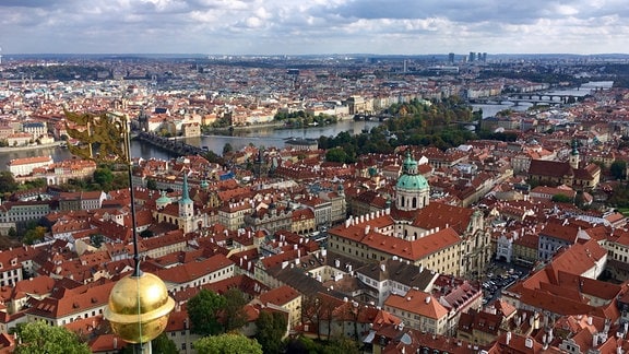 Das Prager Stadtzentrum mit Moldau und Karlsbrücke. Blick von der Spitze des Veits-Doms.