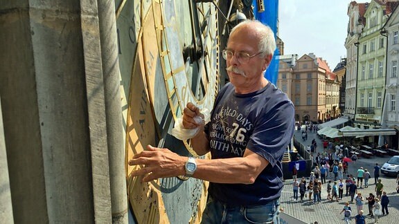 Petr Skala ist der Uhrmacher von Prag. Er ist verantwortlich für die berühmte astronomische Uhr des alten Rathauses.