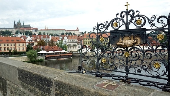 Karlsbrücke und Prager Burg mit dem alles überragenden Veits-Dom.