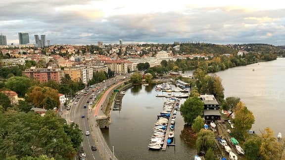 Prag hat einen Yachthafen – durch eine künstliche Halbinsel der Moldau abgetrotzt.