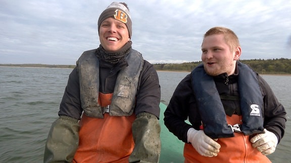 Otto Hildebrand & Adrian Hartstock (von links) kommen von der Müritz nach Königswartha zur Fischereilehre