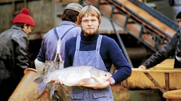 Lust auf Fisch - Dr. Gert Füllner, heute Sachsens oberster Fischereichef 1983 als junger Mitarbeiter der Fischereischule