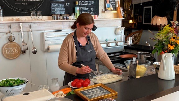 Karina Both-Peckham arbeitet in ihrem Restaurant in der Erfurter Altstadt.